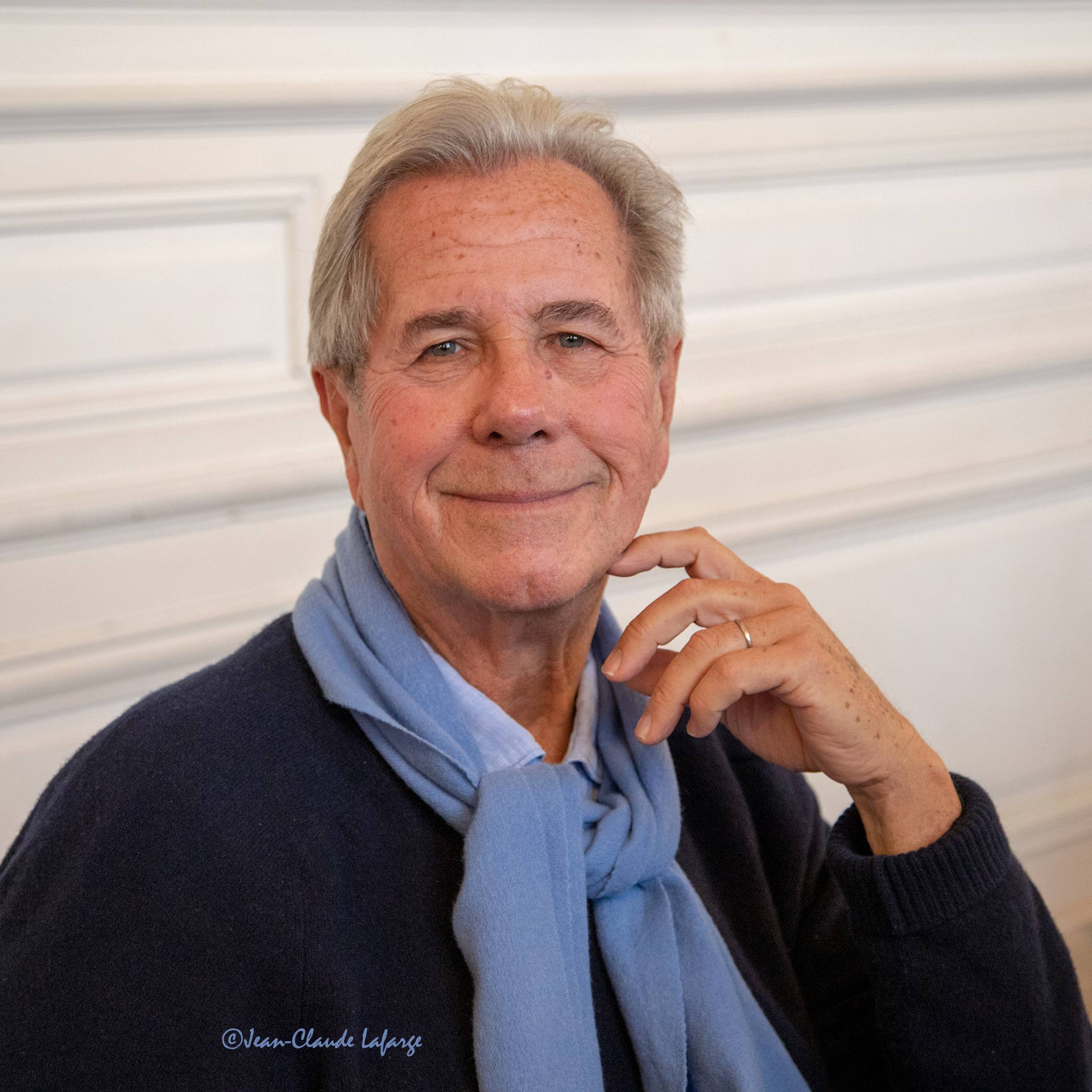 Jean-Louis Debré au Salon de l'histoire à Versailles le 24 11 2019. Je lui avais demandé l'autorisation de prendre une photo, il m'a répondu positivement et s'est empressé de se repeigner pour la circonstance.